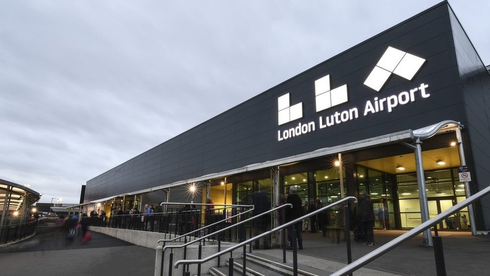 Luton to Gatwick Airport Transfer Service | GetinTransfer.Com