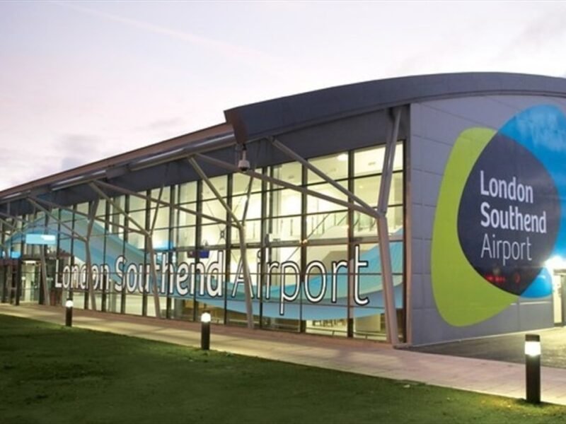 Gatwick to Southend Airport Transfer Service | GetinTransfer.com